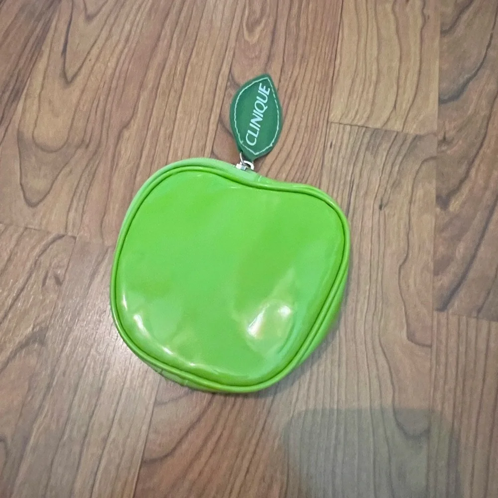 Clinique Green Apple Makeup bag set - Picture 8 of 10